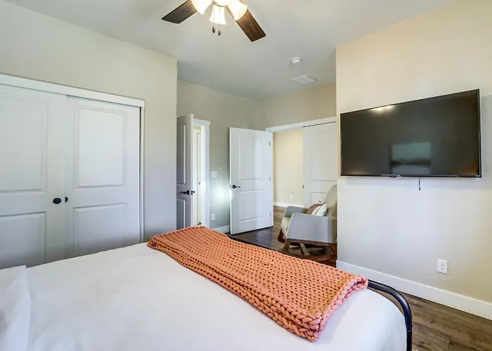 Holiday home Modern Retreat W/ Fire Pit & Ev Charger!