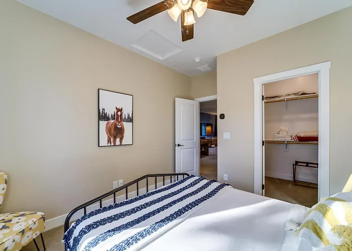 Holiday home Modern Retreat W/ Fire Pit & Ev Charger!