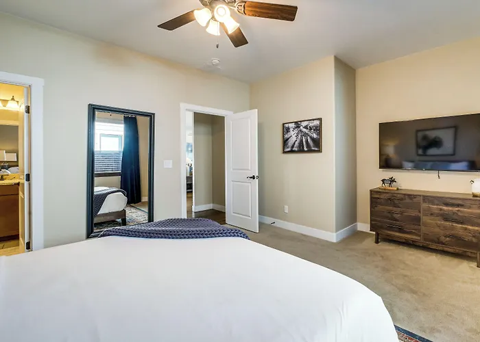Holiday home Modern Retreat W/ Fire Pit & Ev Charger!