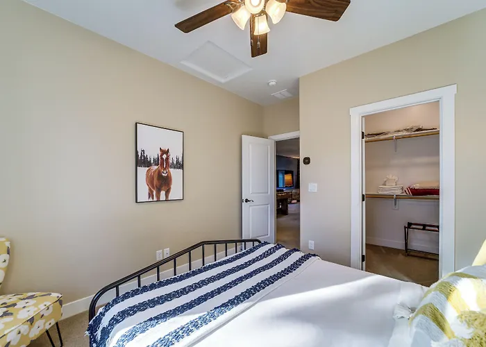 Modern Retreat W/ Fire Pit & Ev Charger! Holiday home *